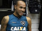O experiente Roger foi contratado para ser a referência do ataque alvinegro em 2017 (Tatiane Ramalho/Lancepress)