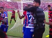 Briga entre jogadores de Vitória e Bahia deu início a uma confusão que culminou no fim do jogo por W.O (Foto: Reprodução/TV)