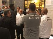 Torcedores do Santos invadem hotel em Curitiba para protestar