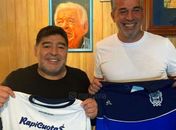 Maradona é apresentado como técnico do Gimnasia La Plata em grande festa