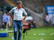 A caminho do Rio, Renato Gaúcho é ovacionado por torcedores do Grêmio no aeroporto
