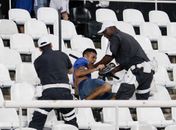 Torcedor do Nacional é abordado por policiais militares no Engenhão (Foto: Rudy Trindade/Framephoto/Estadão Conteúdo)