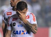 Santistas tentam invadir vestiário e entram em confronto com a PM após eliminação