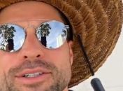 Em cadeira de rodas, Diego, do Flamengo, mata saudade de pisar na grama