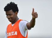 Gil não abre mão de R$ 30 milhões e Corinthians descarta contratação