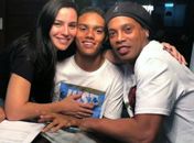 Ronaldinho Gaúcho comemora acerto de patrocínio do filho com a Nike