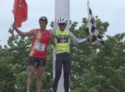 Christian Varley (à esquerda) festeja seu feito: 19 maratonas em 19 dias