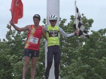 Christian Varley (à esquerda) festeja seu feito: 19 maratonas em 19 dias