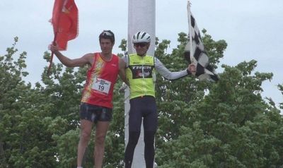 Christian Varley (à esquerda) festeja seu feito: 19 maratonas em 19 dias