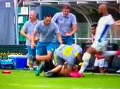 Vídeo - Torcedor invade campo para bater em jogador