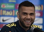 Daniel Alves critica clubismo da torcida e pede conexão entre público e Seleção