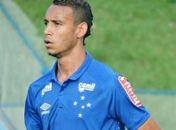 Jônata passou período de empréstimo no Cruzeiro.