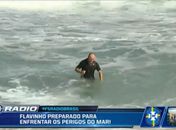 Comentarista que cravou vitória da Argentina paga aposta e pula no mar de roupa e tudo