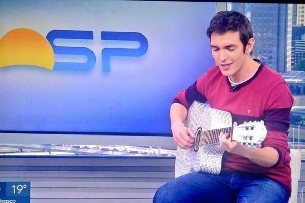 Apresentador da Globo toca violão no Bom Dia SP em homenagem a Rodrigo  Rodrigues