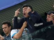 Maradona mostra dedo do meio ao celebrar gol da Argentina