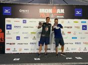Neto Cavalcante segurando o troféu de primeiro lugar.