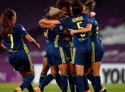 As jogadoras do Lyon comemoram o terceiro gol que sacramentou a vitória sobre o Wolfsburg, neste domingo, na final da Champions