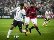 Corinthians perdeu para o Vitória, mas segue com sobras na liderança do Brasileirão (Foto: Flavio Hopp/Raw Image/Estadão Conteúdo)
