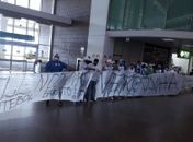 Jogadores do CSA deixam aeroporto escoltados diante de protestos da torcida