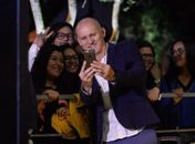 Taffarel tirou fotos com torcedoras na chegada ao hotel (Foto: Pedro Martins/MoWA Press)