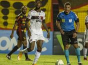Gerson retoma versão curinga no Flamengo e lidera time em reta final do Brasileiro
