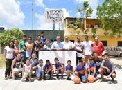 Prefeitura entrega material esportivo no Benedito Bentes