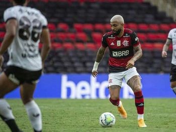 O atacante Gabriel Barbosa em ação pelo Flamengo, contra o Ceará, no Maracanã
