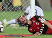 Jogadores do Flamengo mostram desprezo na entrega das medalhas e são criticados