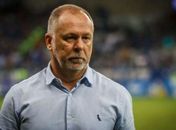 Mano Menezes assume o trabalho após quatro meses sem clube. O último trabalho do brasileiro foi comandando o Bahia 
