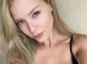 "Minha vida está devastada", diz Najila após prestar depoimento contra Neymar
