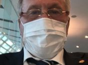 No Japão, Zico posta foto com máscara contra Coronavírus