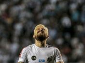 Meia foi vaiado por parte da torcida no último jogo do Santos (Foto: Alê Cabral/Agif/Estadão Conteúdo)