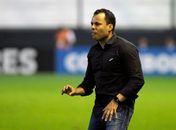 Jair segue prestigiado no Santos (Foto: Javier Gonzalez Toledo/AFP)