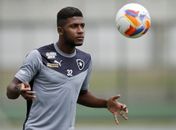 Zagueiro deve responder a proposta corintiana nesta semana (Foto: Vitor Silva/SSPress/Botafogo)