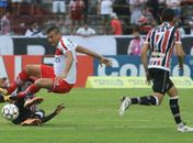 CRB e Santa Cruz duelam pela liderança.