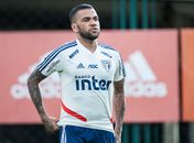 Daniel Alves é regularizado e pode estrear pelo São Paulo neste domingo