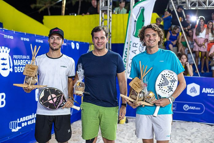 Gianotti e Spoto com o troféu do Pure Beach em abril 

