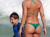 Kyra Gracie exibe boa forma na praia