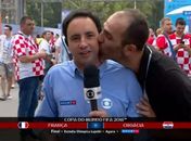 Repórter da Rede Globo leva beijo de torcedor ao vivo