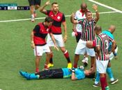 Cenas fortes! Goleiro do Flamengo no Lendas do Futebol sai de campo de maca
