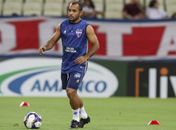 Edinho é reintegrado ao grupo e treina com bola