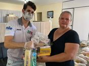 Sem atividades, ambulantes do Estádio Rei Pelé recebem cestas básicas