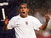 Corinthians procurou Tevez para trazê-lo de volta, diz TV argentina