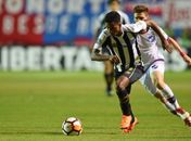 Rodrygo vira preocupação no Santos (Foto: MIGUEL ROJO/AFP)