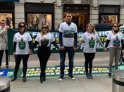 Viúvas de vítimas de voo da Chapecoense e zagueiro Neto protestam contra seguradora em Londres