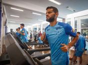 Jadson chegou ao Cruzeiro em 2019, mas não fez um bom ano pela Raposa. Sua saída foi para aliviar a folha salarial do clube azul
