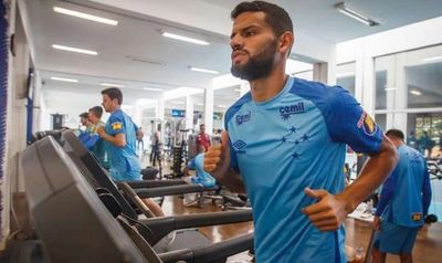 Jadson chegou ao Cruzeiro em 2019, mas não fez um bom ano pela Raposa. Sua saída foi para aliviar a folha salarial do clube azul
