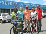 Ciclista que já percorreu mais de 20 países visita a Prefeitura de Arapiraca