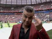 Robbie Williams faz gesto obsceno na abertura da Copa do Mundo