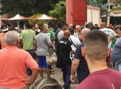 Torcedores do Mageense tentam sair do estádio do América depois da confusão
